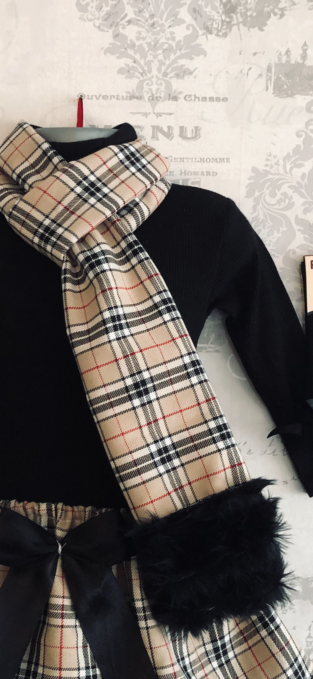 Beige tartan scarf with black faux fur trim